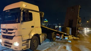 Hatay’da korkunç kaza: demir rulo yüklü dorse, ikiye ayrıldı