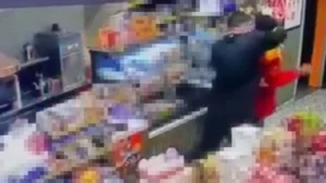 Kocaeli’de akaryakıt istasyonunda çalışan genci darbetti