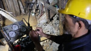 Adana’da yerin 700 metre altında zorlu mücadele