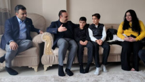 Altın dolu çantayı sahibine ulaştıran çocuklara Bakan Kacır’dan ziyaret