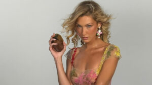 Bella Hadid, kefiyeli elbisesiyle yeniden gündemde