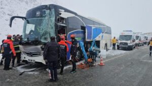 Erzincan’da yolcu otobüsü tıra çarptı: Yaralılar var