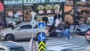 İstanbul’da 2 grup arasında tekmeli yumruklu kavga kamerada