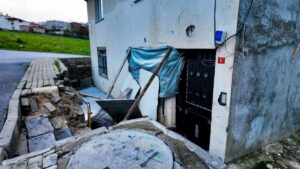 İstanbul’da faciadan kıl payı dönüldü: Araç eve daldı