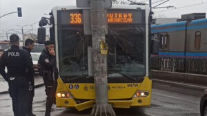 İstanbul’da yağış kazaya yol açtı: İETT otobüsü kayganlaşan yolda kontrolden çıktı