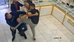 İzmir’de kuyumcuların ‘müşteri’ kavgası kamerada