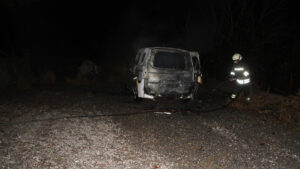 Konya’da ailesin kızdı, aracını ateşe verdi