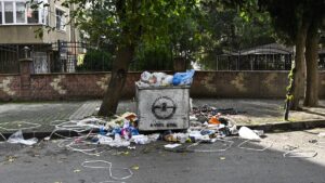 Maltepe’de çöp dağları vatandaşı isyan ettirdi