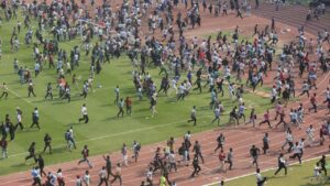 Messi’ye sinirlenen hayranları stadyumu dağıttı