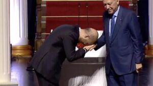 Ödül töreninde babasının elini öpen Bilal Erdoğan, o anları anlattı