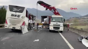 Osmaniye’de yolcu otobüsü tıra çarptı