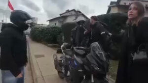 Oyuncak silah şakası gerginliğe neden oldu