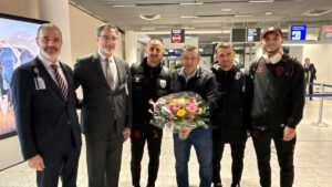 Samsunspor, Almanya’da çiçeklerle karşılandı