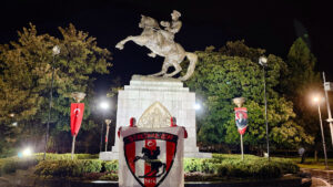 Samsunspor taraftarları, AEK maçı öncesi Atatürk anıtı önünde nöbet tuttu