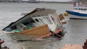 Sinop’ta dev dalgalar balıkçı barınağını yıktı