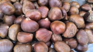 Soğuk havalarla birlikte kestane tezgâhlarda yerini aldı