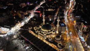 Yeni yıla saatler kala Taksim Meydanı doldu