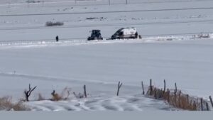 Diyarbakır’da karda mahsur kalan ambulansı köylüler kurtardı