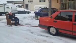 Düzce’de kar yağışı eğlenceli görüntülere sahne oldu