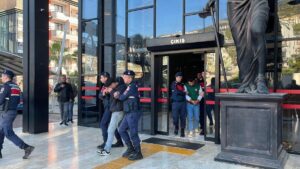 Polislerin üzerine motosiklet sürdüler, utanmadan sosyal medyada paylaştılar