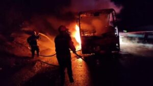 Pozantı otoyolunda yolcu otobüsü alev alev yandı